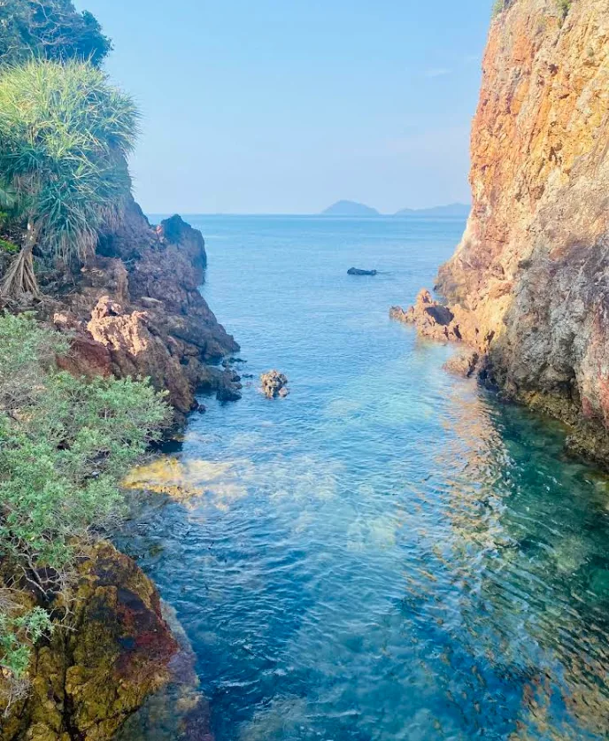 Пролив между скалами у моря